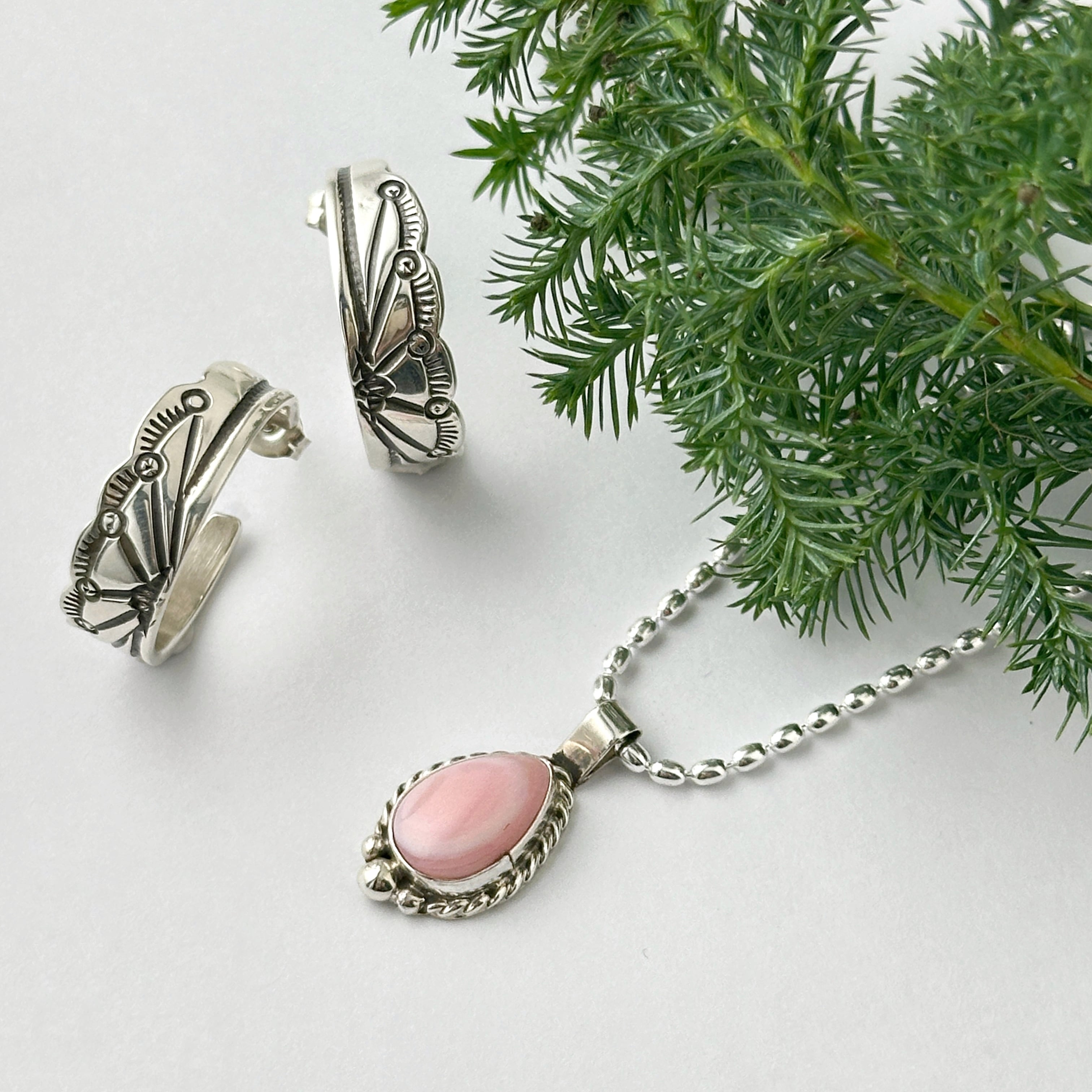 Indian Jewelry 》ドロップ型 コンクシェル ペンダント ネックレス