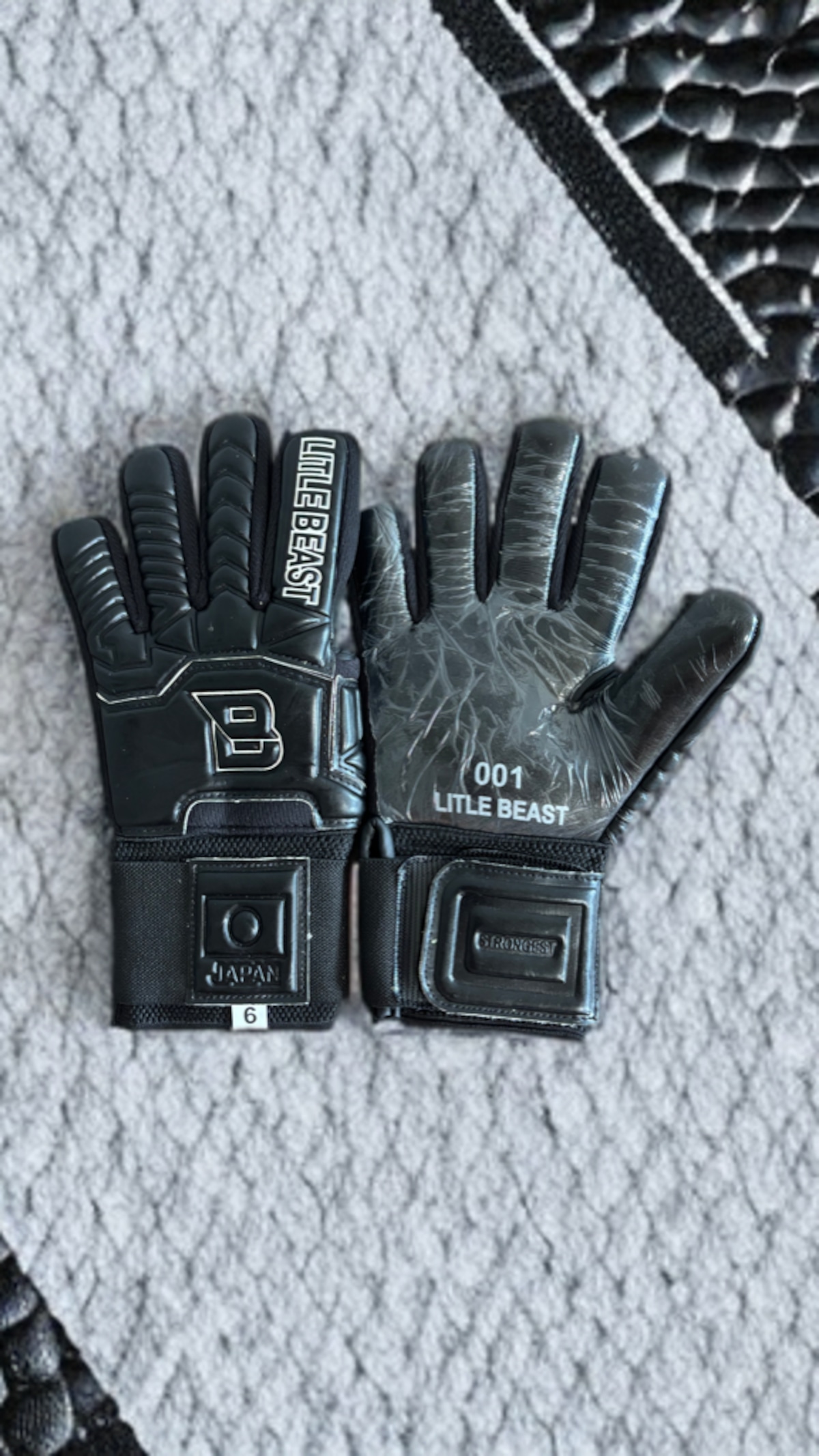 最強ジュニア専用GKグローブ：JAPAN 001」BLACK | L1TLE BEAST【プロ