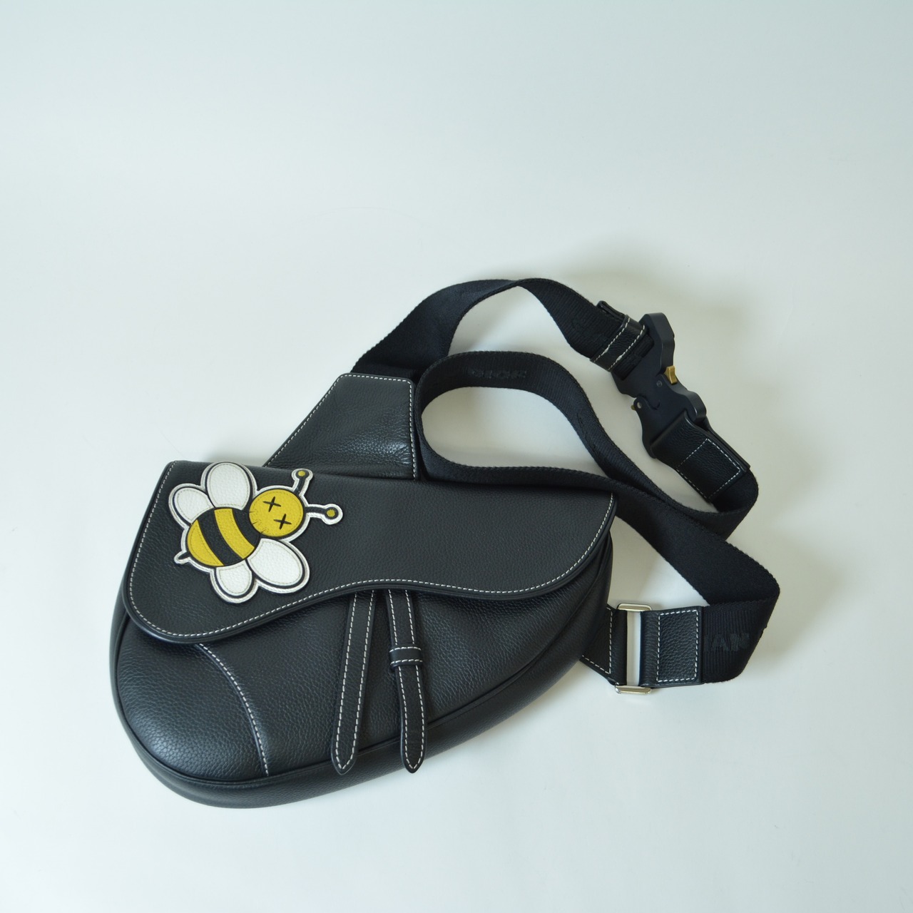 Christian Dior クリスチャンディオールDIOR×KAWS ビー サドル レザー ボディバッグ ブラック 06-BO-0119