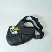 Christian Dior クリスチャンディオールDIOR×KAWS ビー サドル レザー ボディバッグ ブラック 06-BO-0119