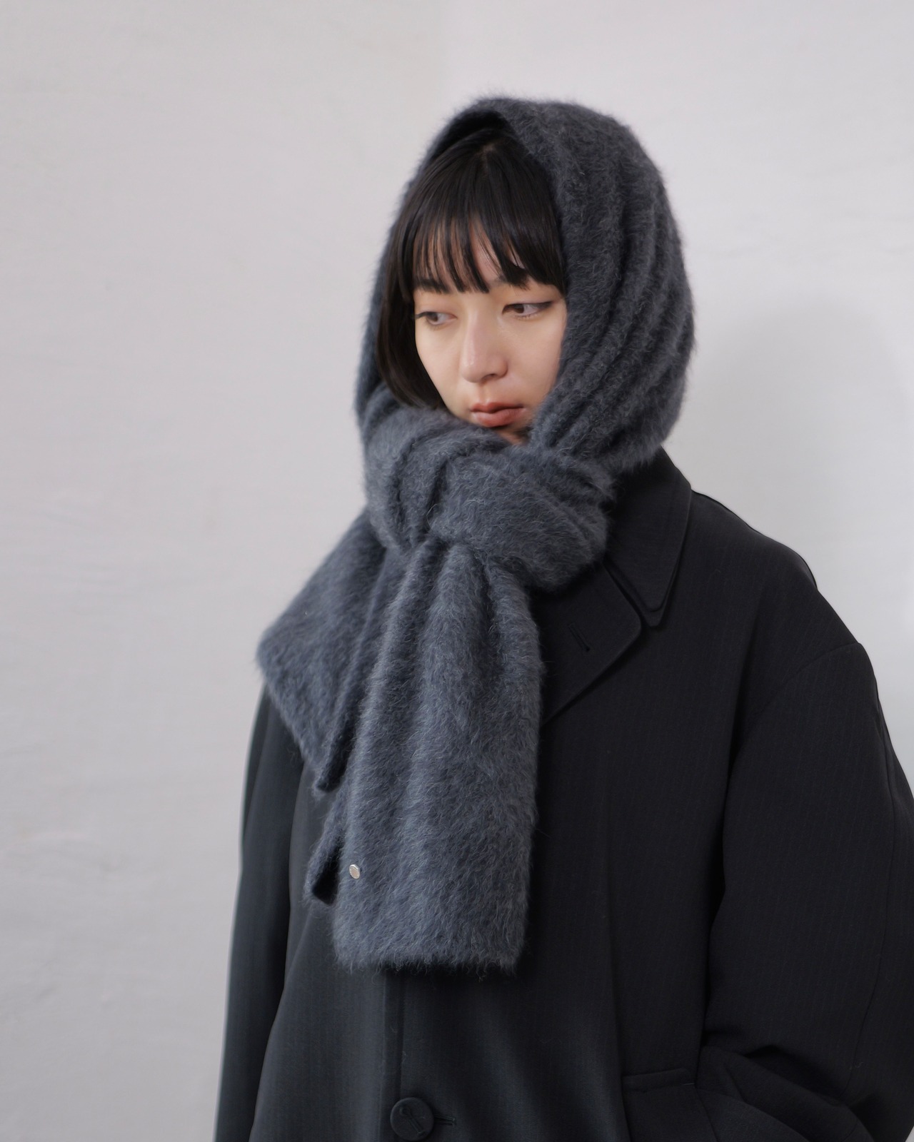FOURAM - Fox Cashmere Muffler ：Gray｜ロゴ入りシルバーのピンブローチ／フォックス×カシミヤ