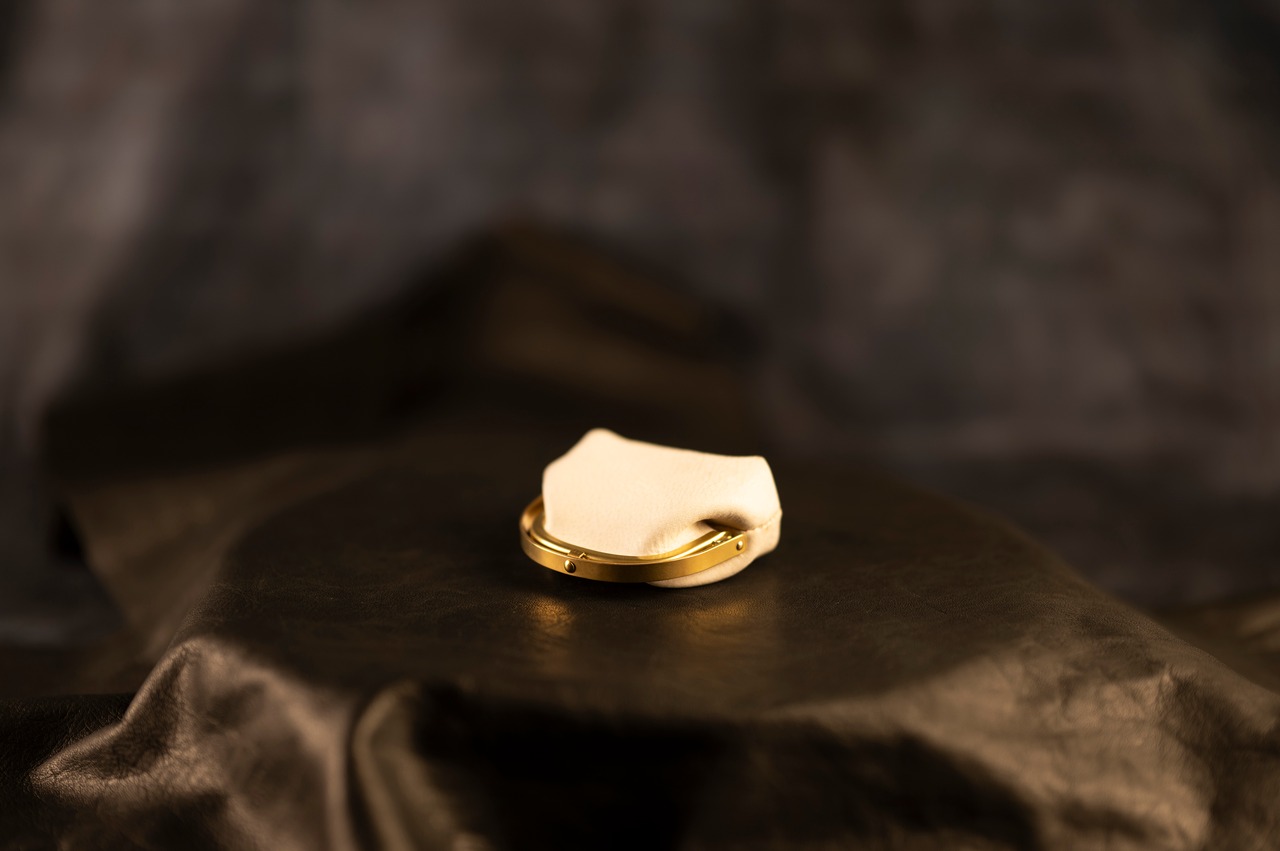 【soul;solid】Brass clasp シリーズ ”ワンタッチ真鍮がま口ミニポーチ” col.Ivory#ALASKA