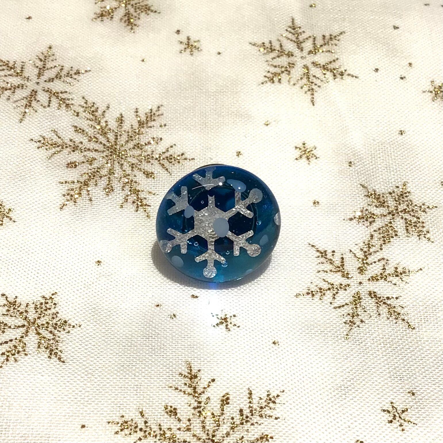 冬のおくりもの ピンブローチ | 小樽ガラスアクセサリー 硝屋(SHOYA)