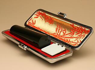 黒水牛】13.5㎜ ケース付 - 苗字または名前での彫刻 | はんの小澤