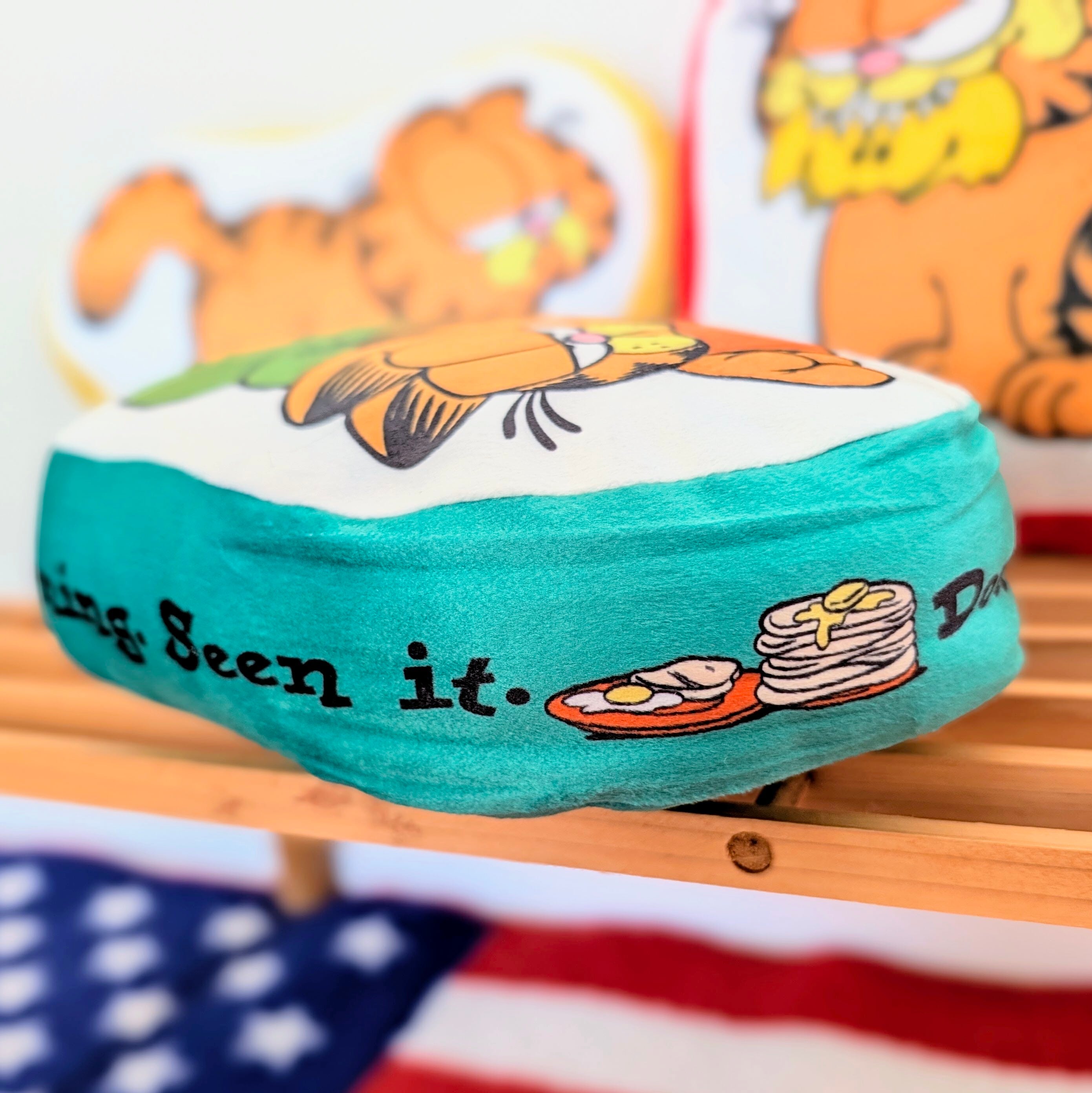 ✨️お昼寝のお供に(⁠^⁠^⁠)✨️【 MINI DIECUT CUSHION ミニダイカット クッション 】Garfield （ ガーフィールド ）/ VINTAGE風〚アメリカン雑貨 アメトイ〛