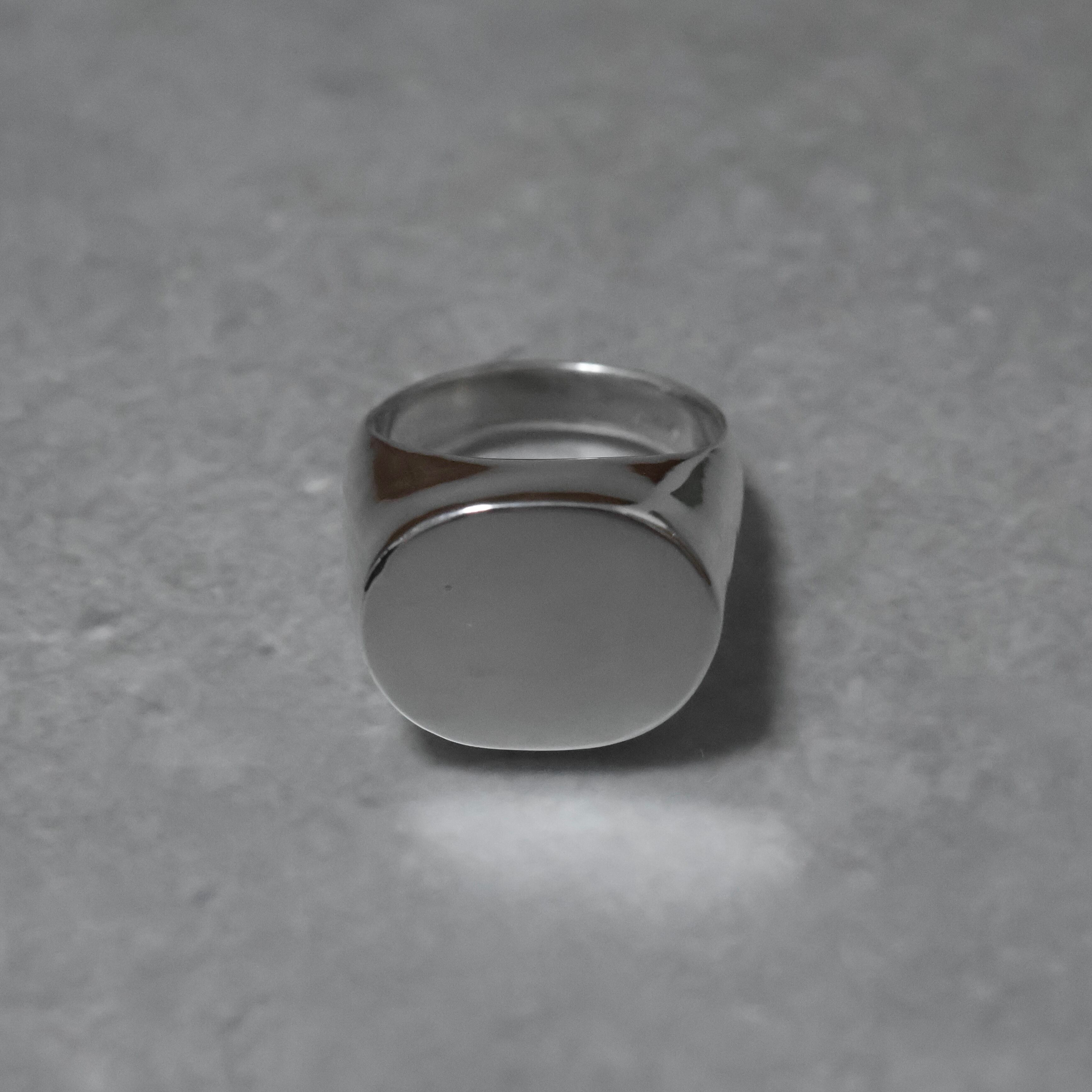 Oval signet ring | EMIKOAMANO