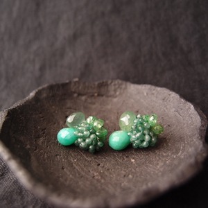 再入荷【天然石刺繍／ピアス】 Chrysoprase × Green Garnet × Serpentine × Aventurine Earrings