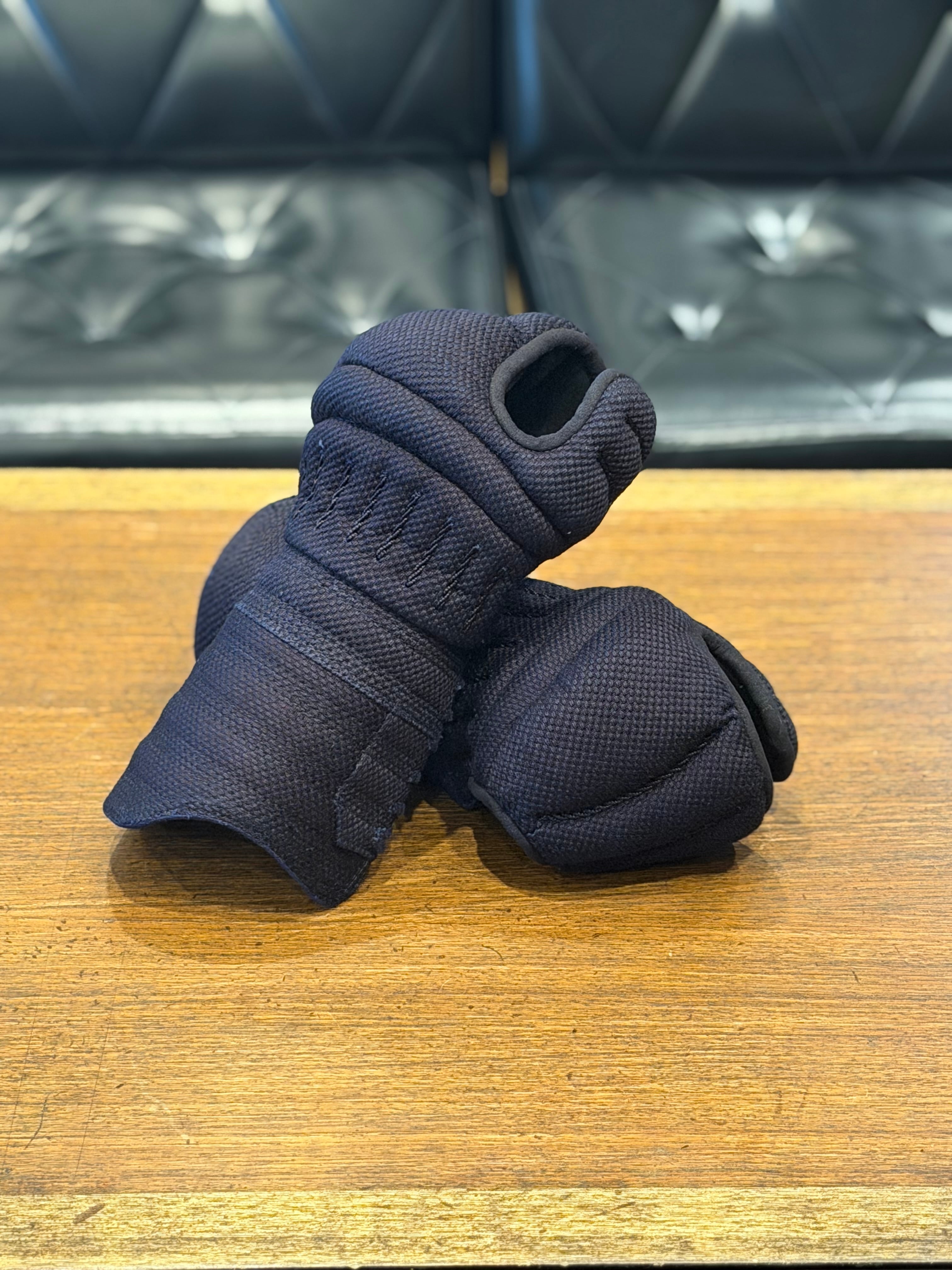 【予約販売 納期2〜3ヶ月】【大きいLLサイズ✨】【今回の企画品‼️手の内紺色の練習用コブラ】【LLサイズ✨軽量甲手✨】【LLサイズ5名様限定大特価‼️】軽量甲手『プラクティスコブラ ブラック』15/3㎜織刺 甲手