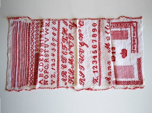 ドイツ アンティーク刺繍 レッドサンプラー 修道院の手仕事・工芸品