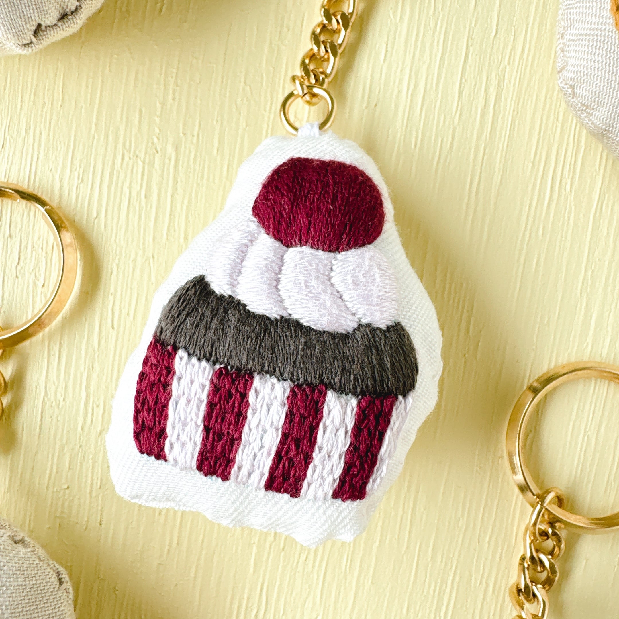 カップケーキ チャーム』刺繍キット | Net store アンナとラパン