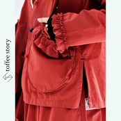 赤と青のボタンが奏でる　ポップフリルシャツ《i0737》