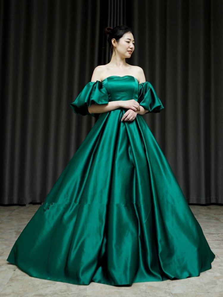 アンティークなドレス カラードレス 深めな緑 シルク オフショル 姫袖 挙式 前撮 編み上げ 高みせ | Cinderelladress  powered by BASE