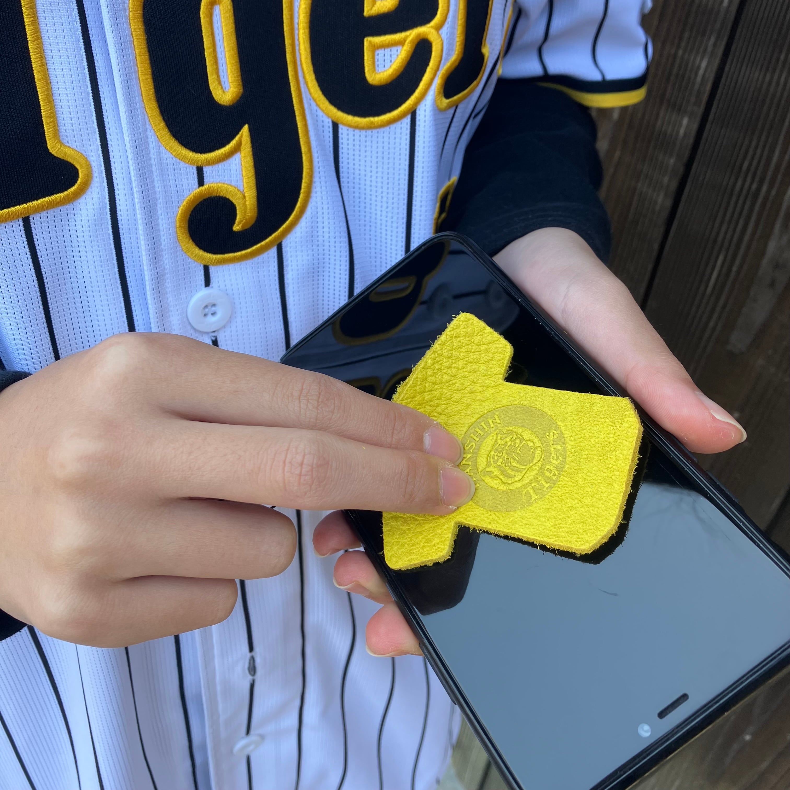 阪神タイガース球団承認】兵庫ジビエレザー 鹿革スマホクリーナー
