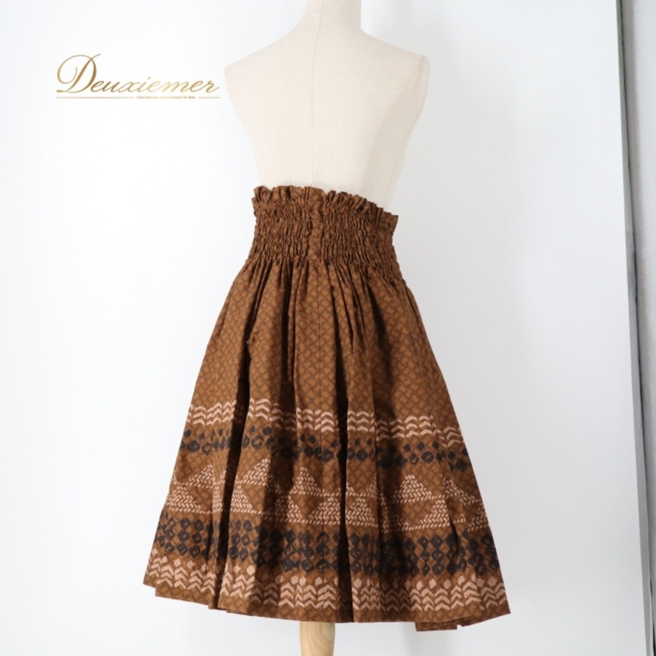 フラダンス 衣装 パウスカート ブラウン系 パウスカートショップ 日本製 カヒコ柄 グランジ加工 ハワイアンプリント アロハ フラ ダンス レッスン 練習 華やか おしゃれ 大人っぽい かわいい シングル スカート フレア 茶 黒 白 ブラック系 ホワイト系 カジュアル スポーツ 踊り レディース