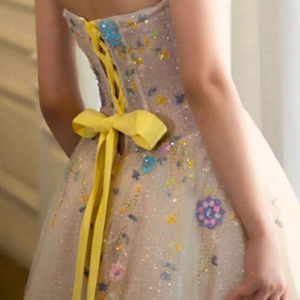 水色フラワー刺繍オフショルダーミニドレス Lサイズあり【IRMA/イルマ】フラワー刺繍/ オフショル/ ペプラム