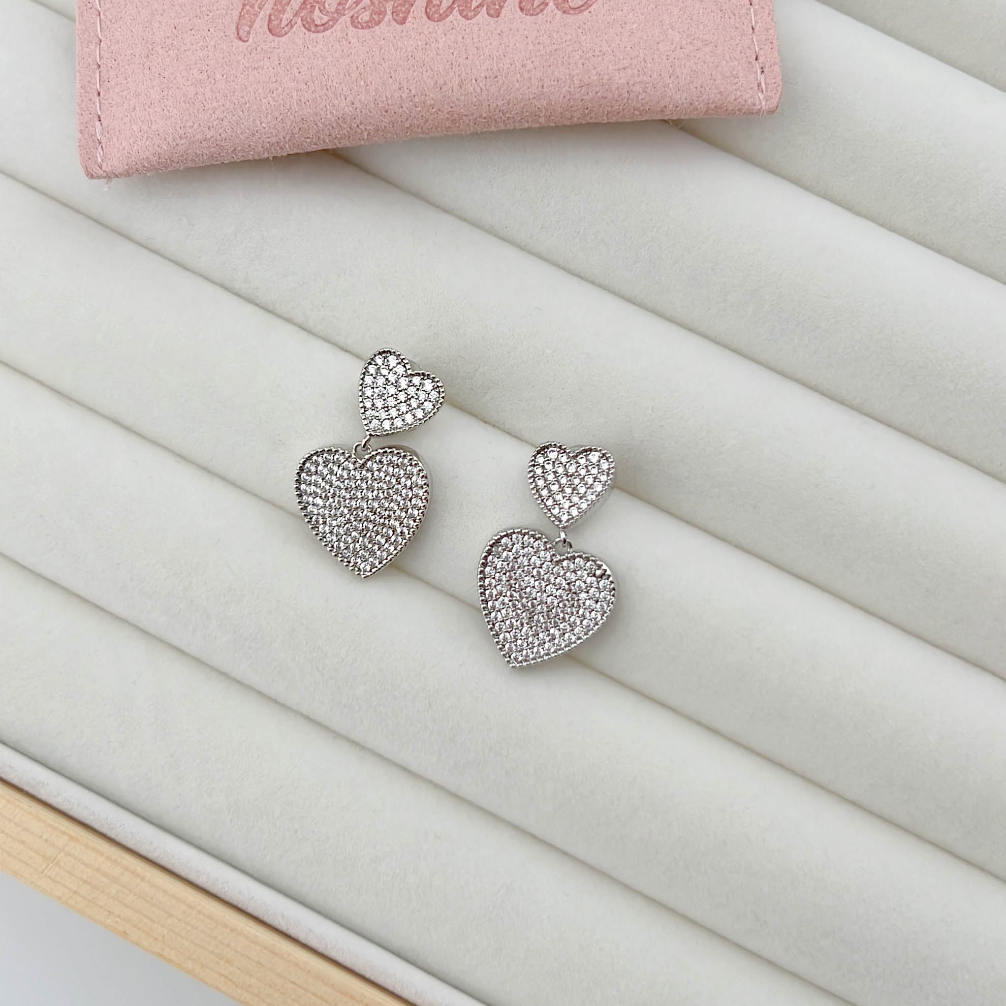 シンプルなハートモチーフにジルコニアダブルハートピアス