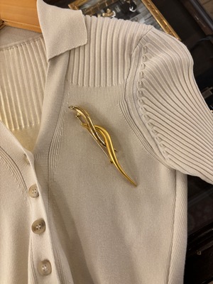 Givenchy/ vintage Design twist brooch.(N)