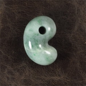 糸魚川翡翠 緑まだら ゆるまがたま 勾玉 13.4g Itoigawa crushed Jadeite Magatama