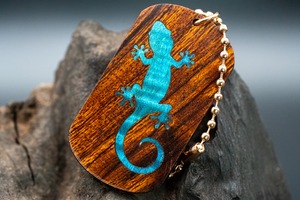 【砂漠の宝石】 デザートアイアンウッド ドッグタグ 象嵌 木登りトカゲ