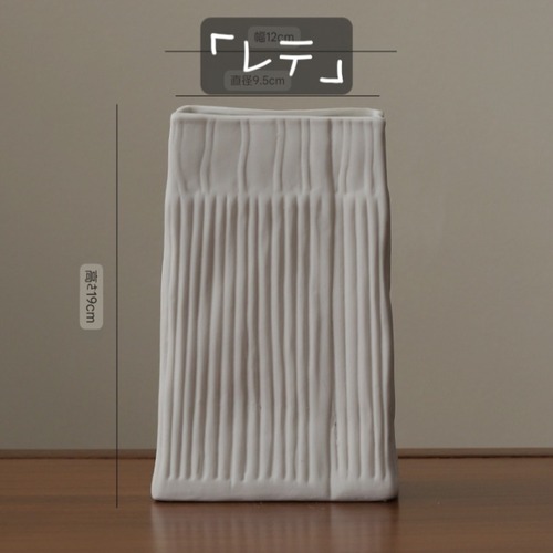 スクエア花瓶 角型花瓶 白い花瓶 セラミック花瓶 縦筋花瓶 四角花瓶 モダン花瓶 リブ模様花瓶 デザイン花瓶 インテリア花瓶 おしゃれ花瓶 陶器花瓶