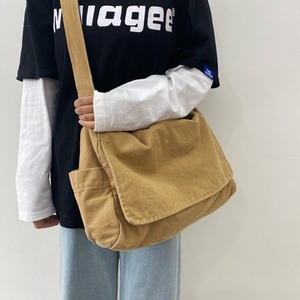 大容量 キャンバス ショルダーバッグ バッグ カバン レディース ショルダー 斜めがけ 肩がけ 便利 スクエア 四角 ファスナー サイドポケット 帆布 かわいい 大人可愛い シンプル カジュアル お洒落 レトロ こなれ感 無地 通勤 通学 デート お出かけ 旅行 女子会 休日 普段使い 春 夏 秋 冬 シーズンレス 大きめ 大きい A4 黒 灰色 カーキ ブラック グレー アーミーグリーン