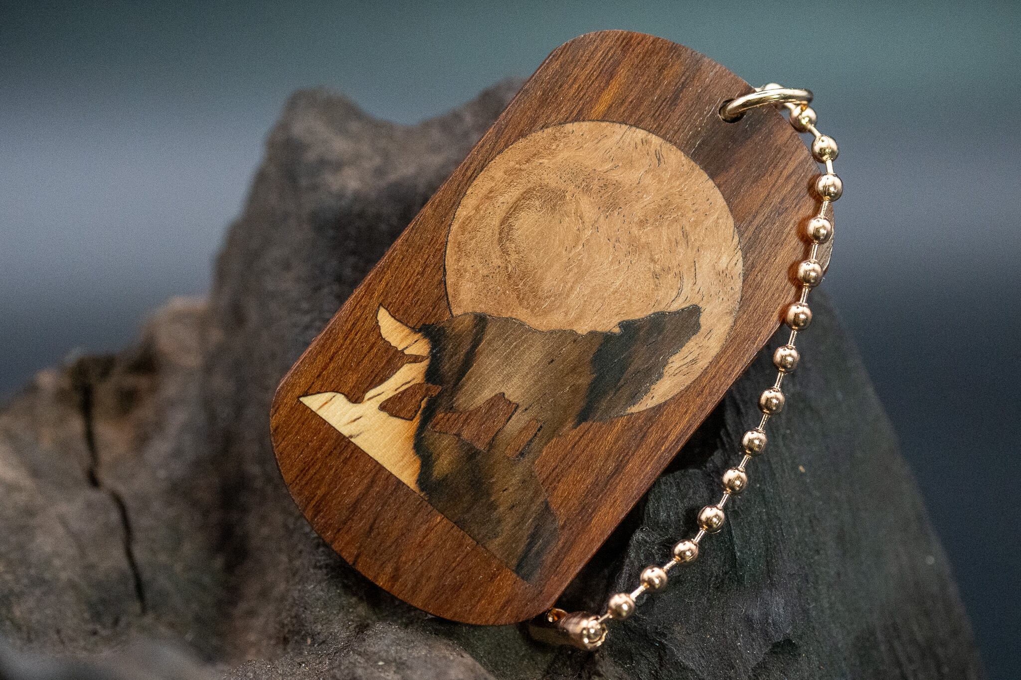 【蝶の樹】モパネ ドッグタグ 象嵌 月と狼