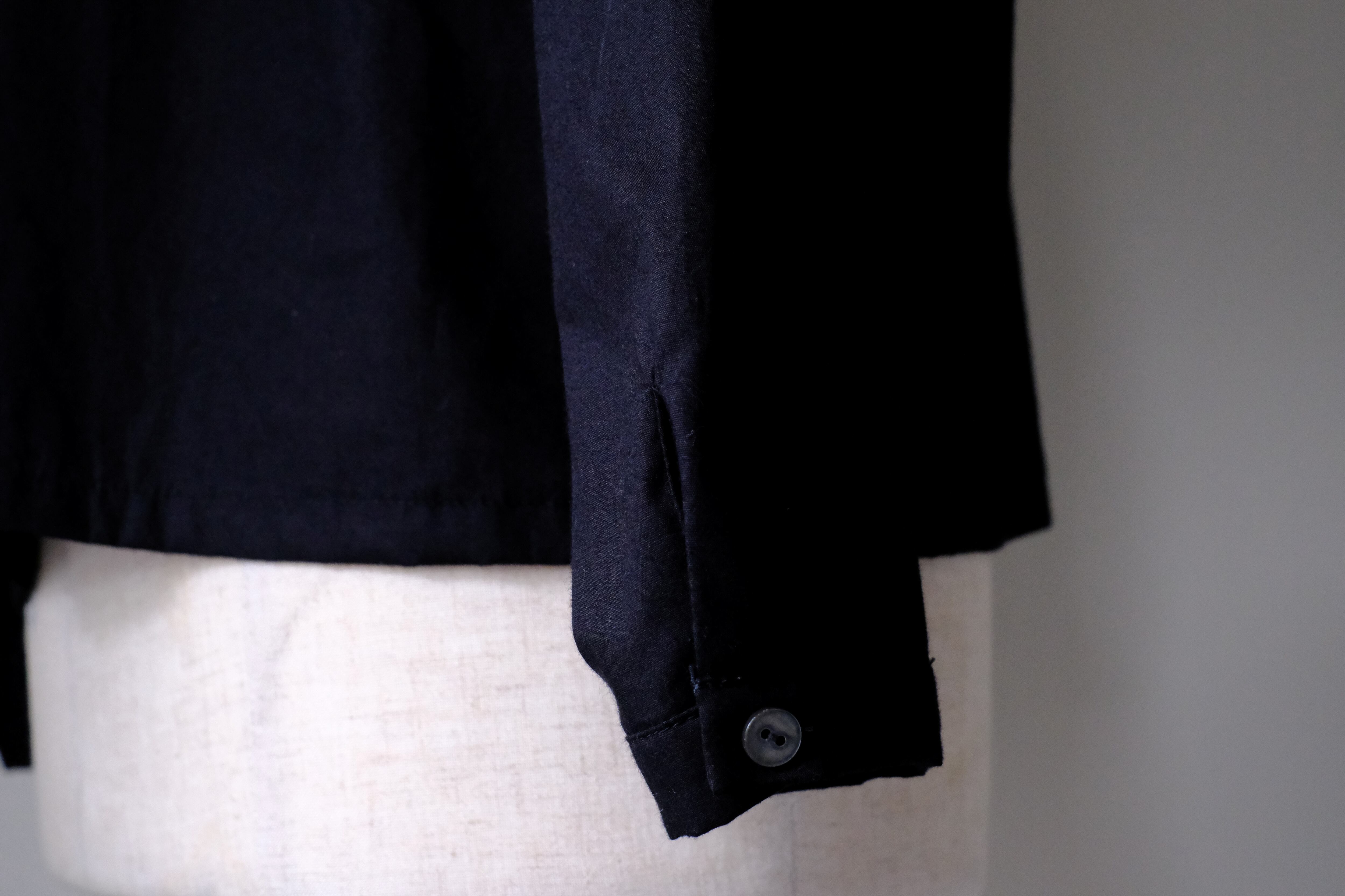 長袖スタンドカラーブラウス (黒/刺繍無)