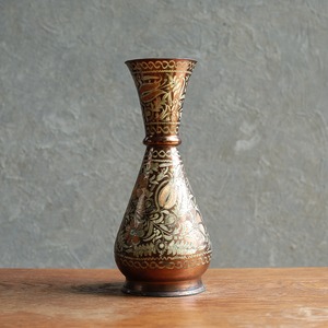 彫りが美しい、プリミティブなフラワーベース 4