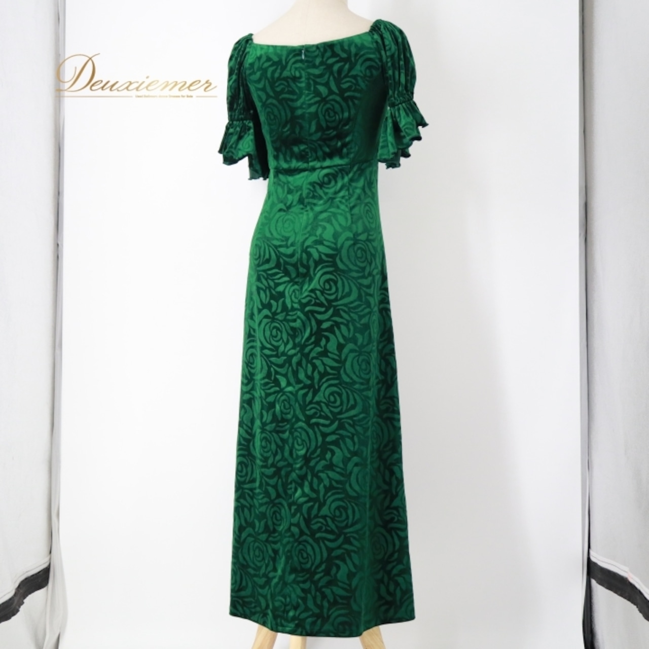 フラダンス 衣装 ワンピース ドレス グリーン系 アロハスタンダード 日本製 ALOHA STANDARDS ベロア バラ 花柄 ロケラニ柄 フリル袖 華やか かわいい おしゃれ シンプル 大人っぽい 光沢感 ハワイアン アロハ フラ ダンス レッスン 練習 アロハドレス フラドレス ベロア生地 高級感 大人スタイル フリルデザイン 練習着 薔薇柄 華やかデザイン フラダンス衣装 ハワイアンドレス