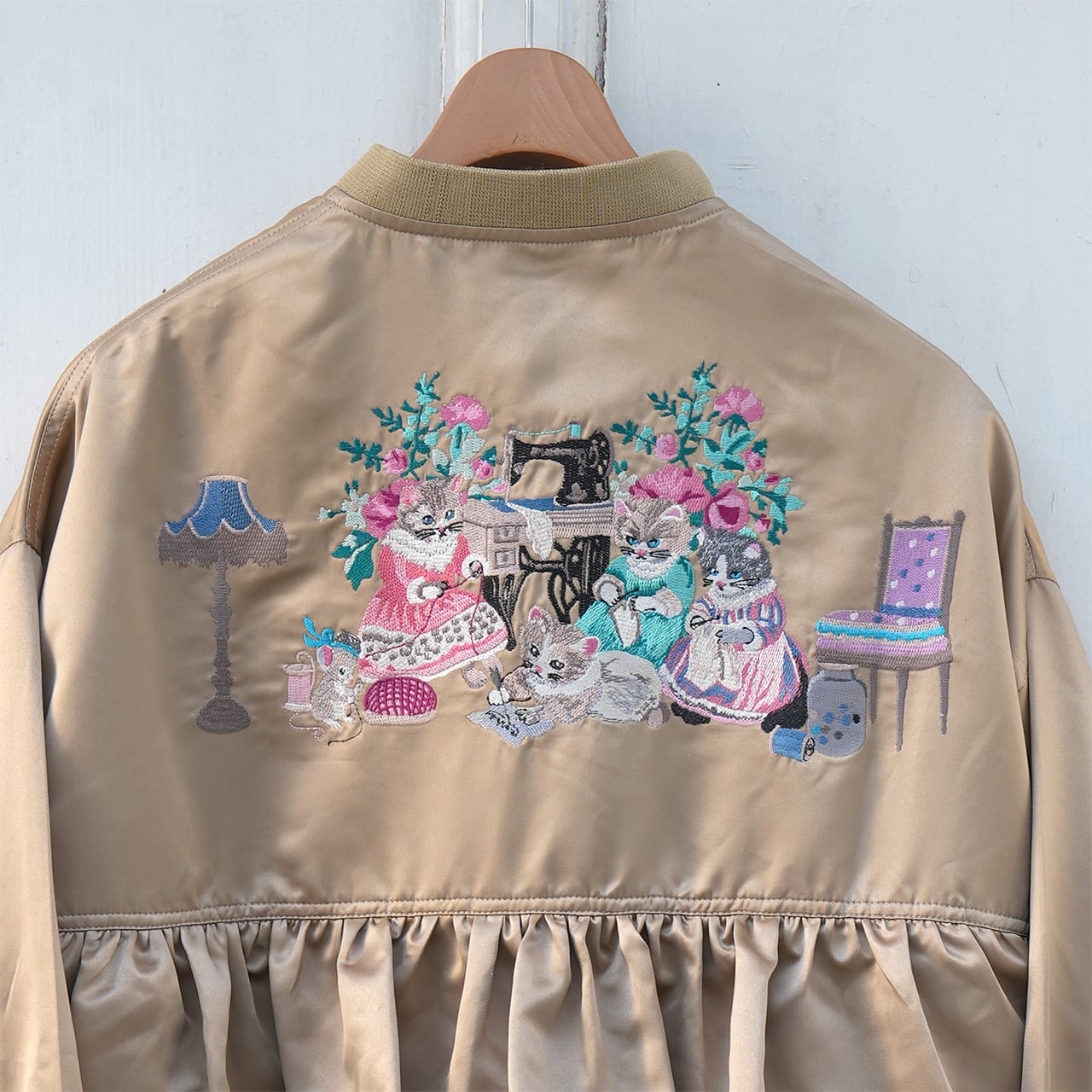 GOSOAKY 馬の刺繍 フリル付きジャケット 刺繍フリルジャケット“Crafting Cats Frill Jacket” (Beige