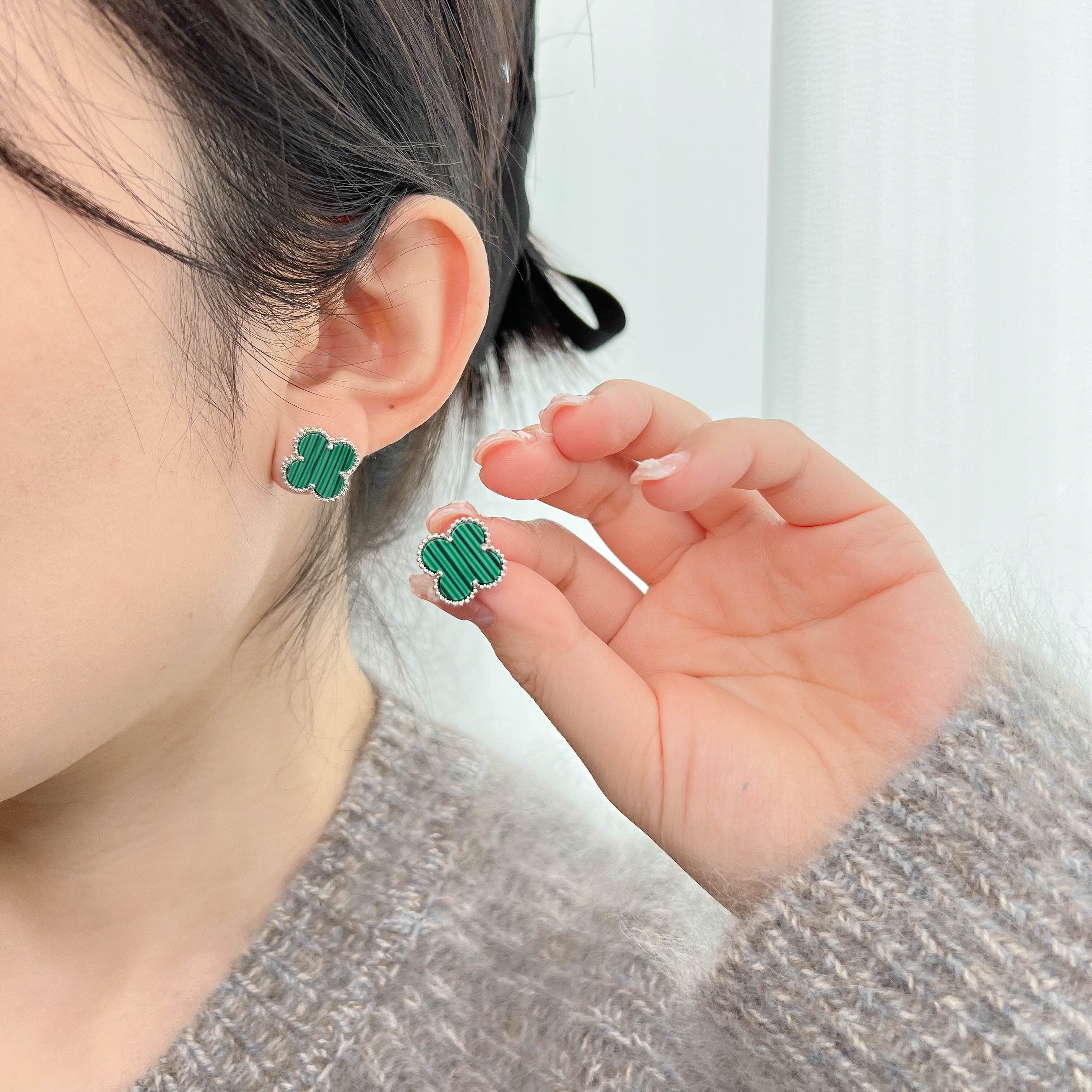 クローバーピアス　マラカイト　天然石ピアス マラカイトと四つ葉のクローバーを組み合わせたジルコニアピアス | hoshine