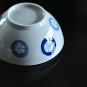 吉岡将弐　【蔵出し市】No.13 鳥丸文飯碗　大 /Syoji Yoshioka – Bird Round Motif Rice Bowl (Large)［2104130011528］