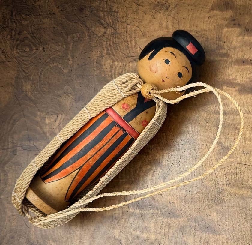 沖縄こけしホルダーin 戦前（昭和17年？）ヴィンテージこけし（弥治郎系 / 蔦作蔵）