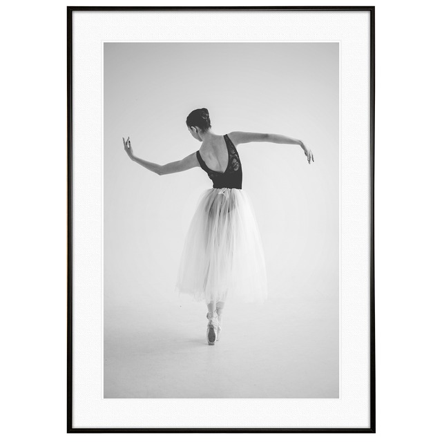 人物写真 ポーズの練習をするバレリーナ インテリアモノクロアートポスター額装 AS2492