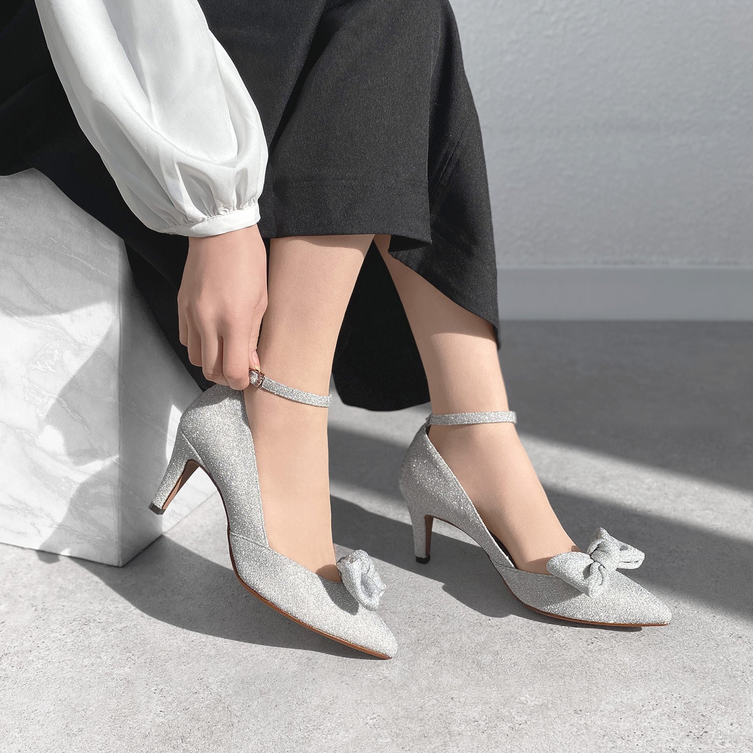 OT3724】リボン＆アンクルストラップ 2Way パンプス：シルバー 23.5cm