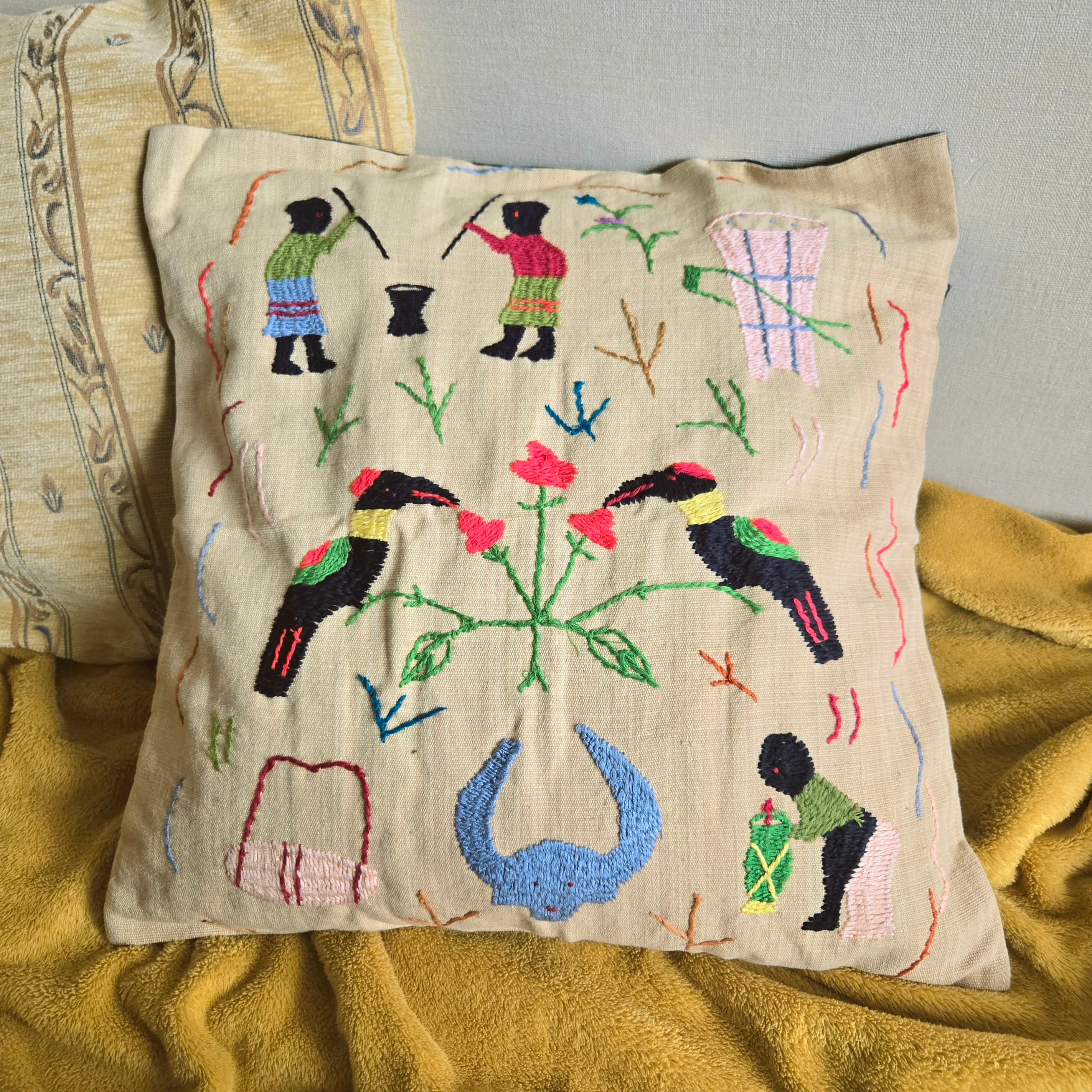 ミャンマー ナガ族手刺繍クッションカバー | gururi