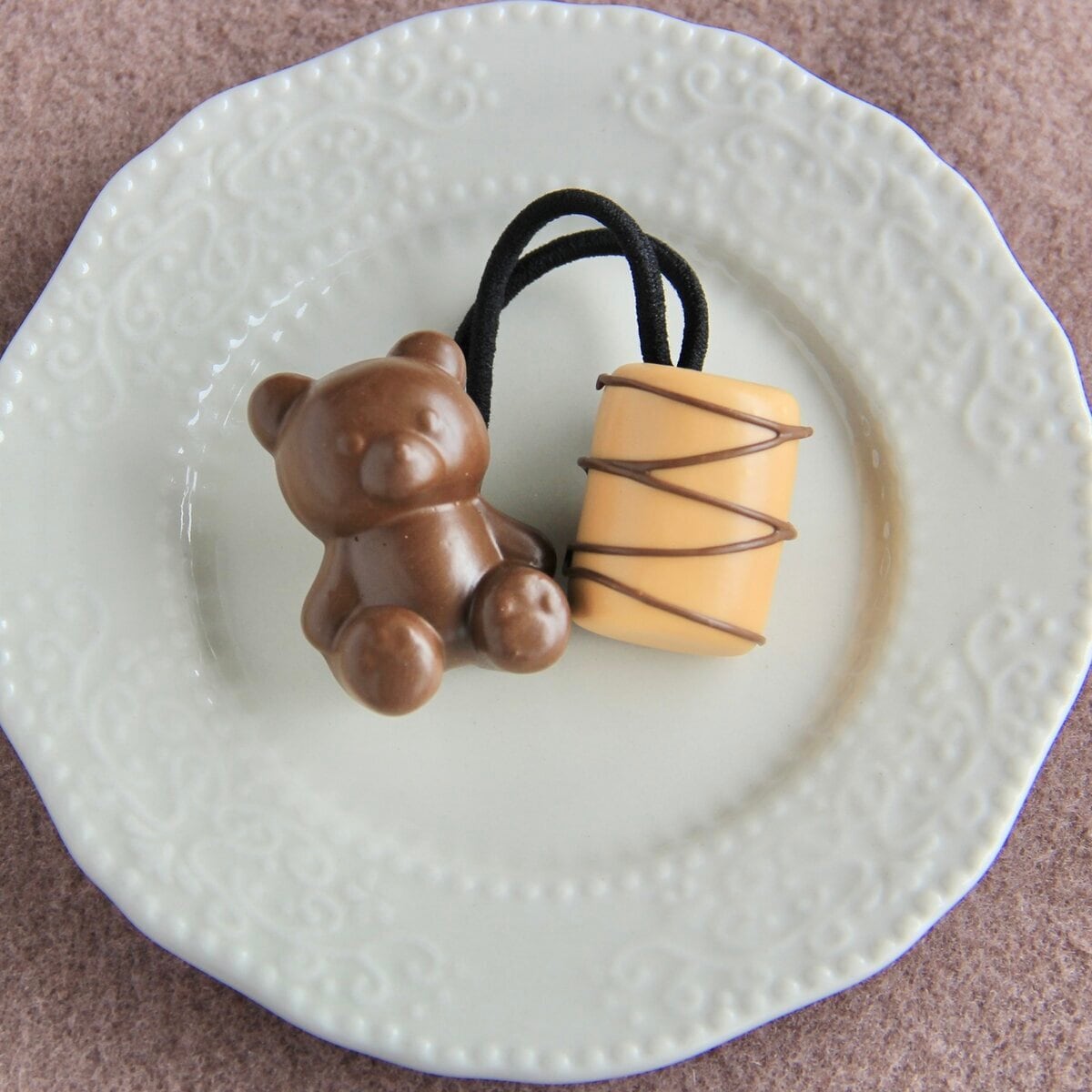 ボンボンショコラのヘアゴム（アーモンド＆ホワイトチョコレート