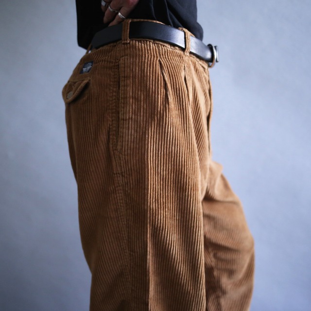 2-tuck tapered silhouette brown wide corduroy pants