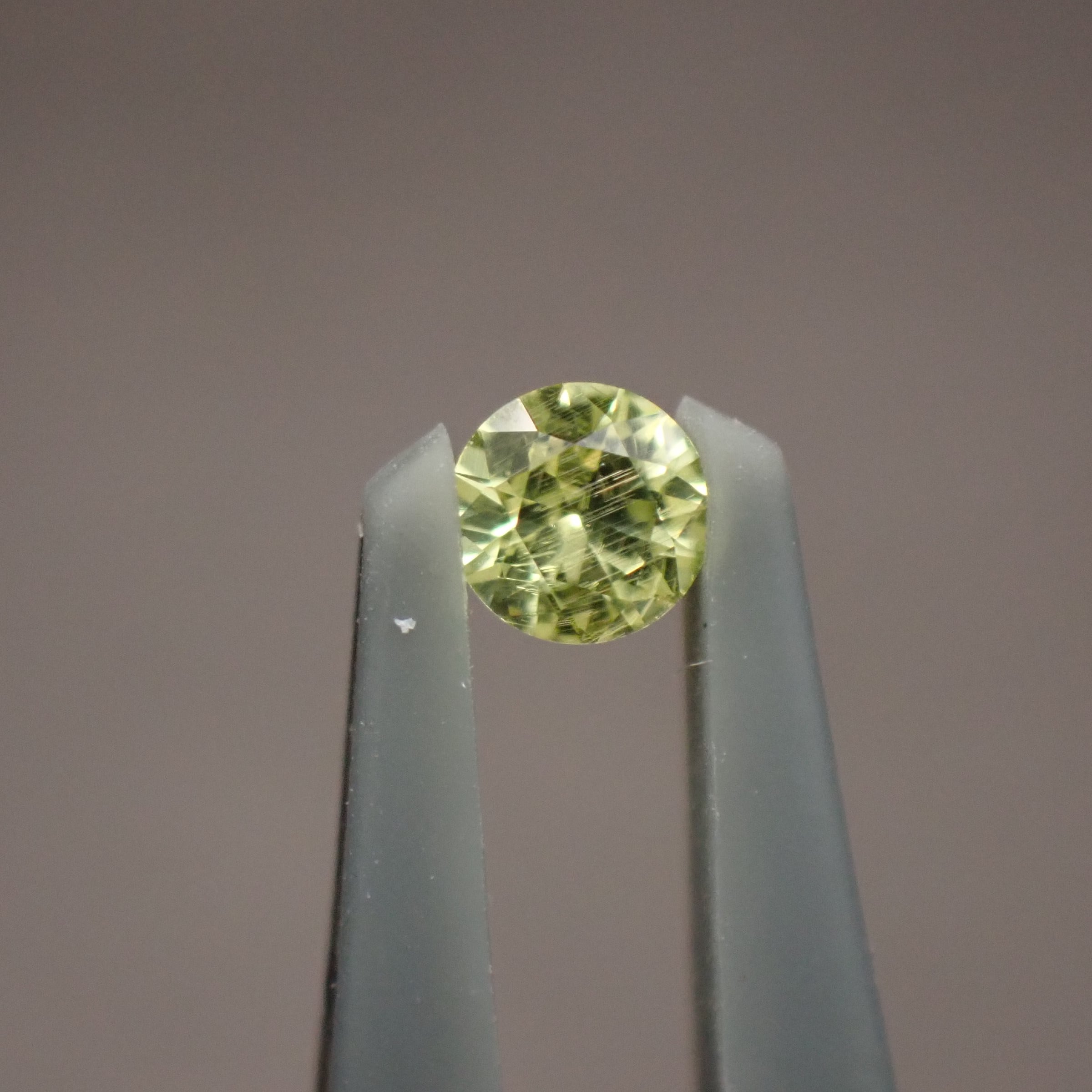 宝石 ゴールデンアイオライト(宝石名コーディエライト)マダガスカル産