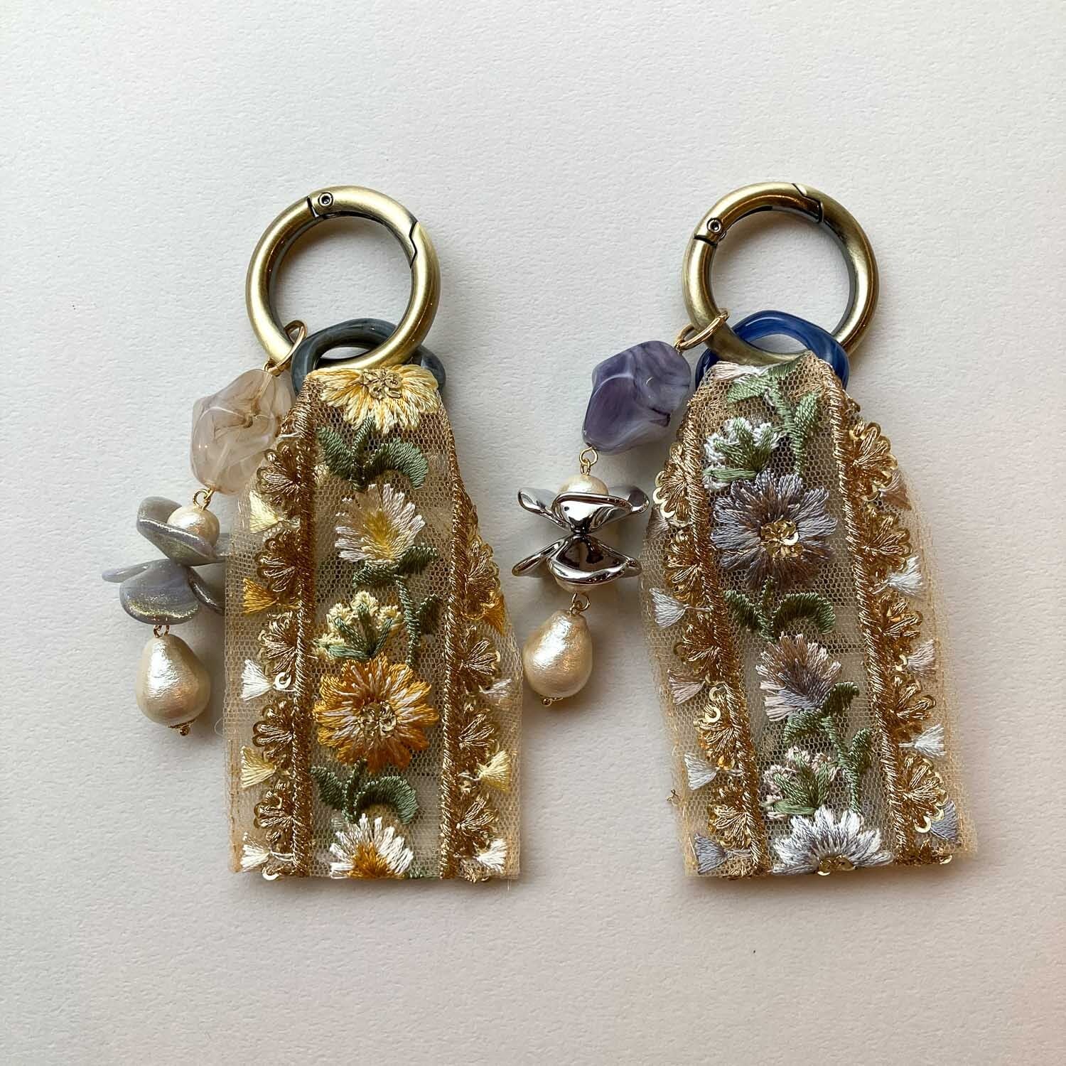 お花刺繍リボンと花びらパーツのバッグチャーム | Dua-アクセサリー