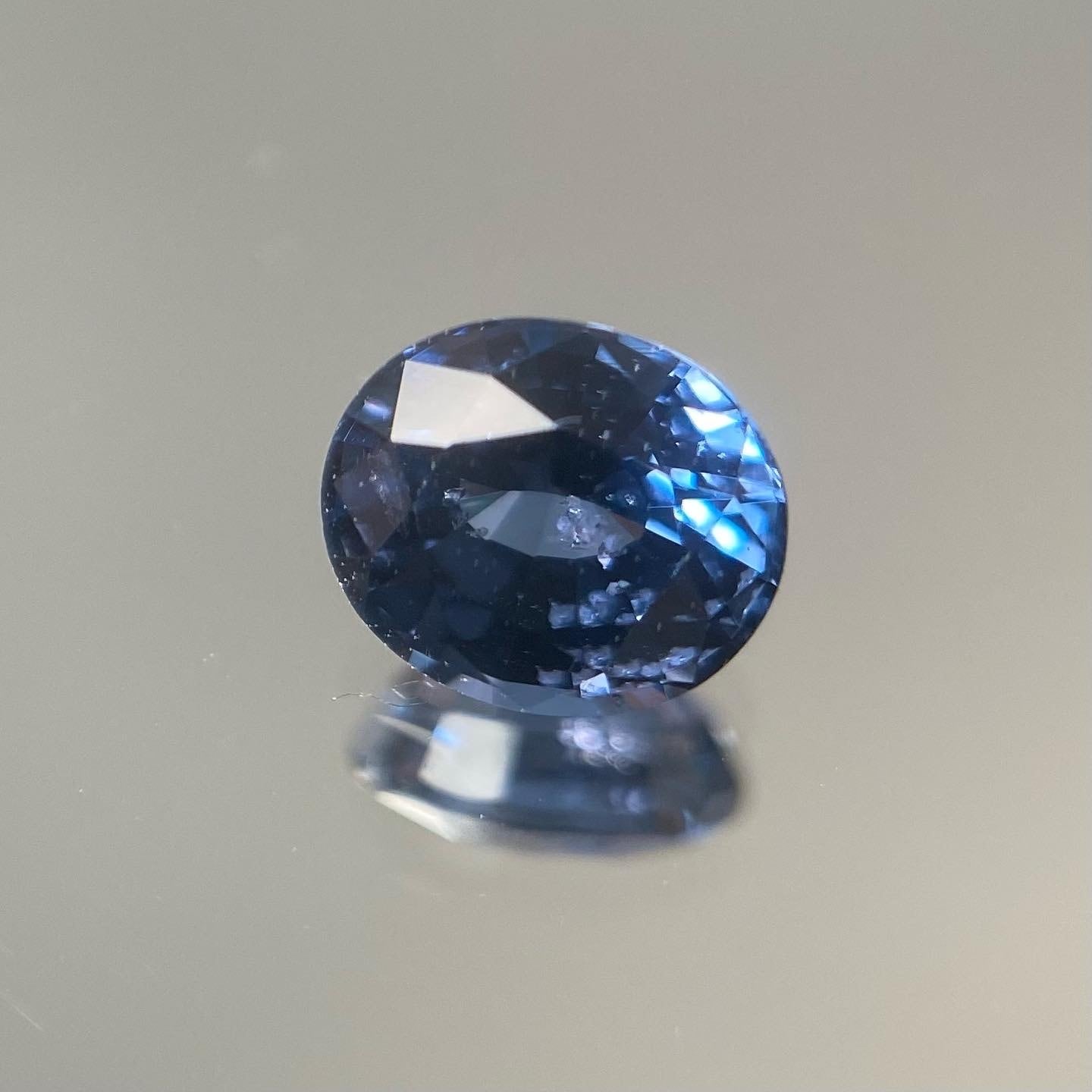 矢車草のような鮮やかなブルースピネル