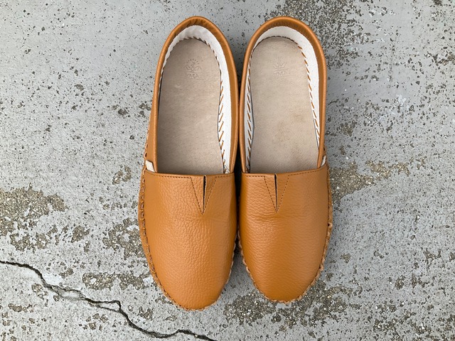 素足で心地よく。夏を楽しむ手しごとのレザーシューズ〈キャメル〉