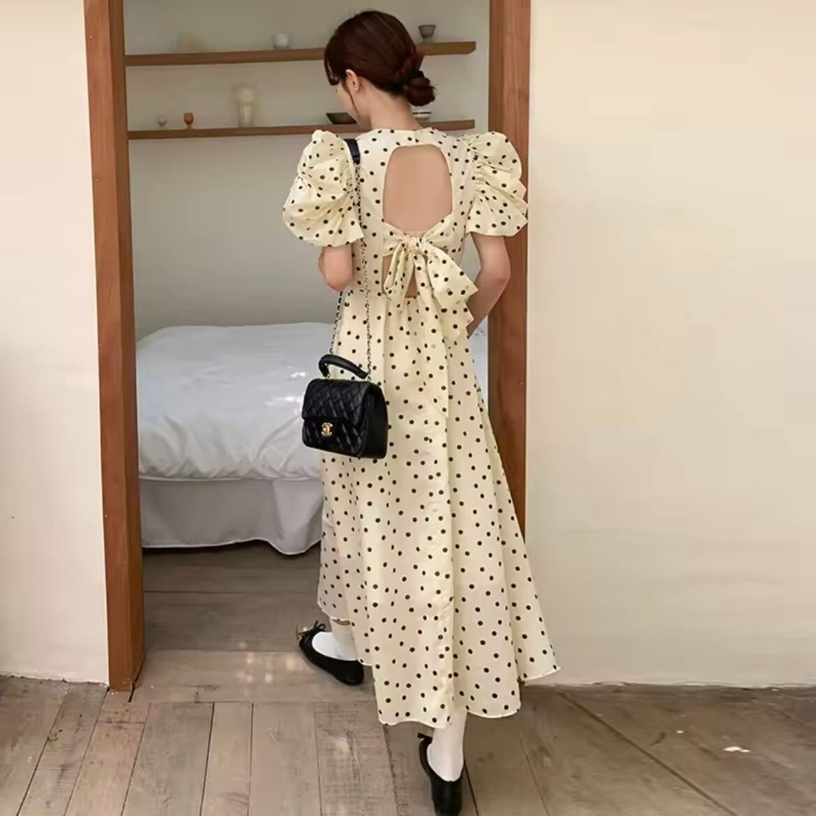 パワーショルダーバックオープンドットワンピース