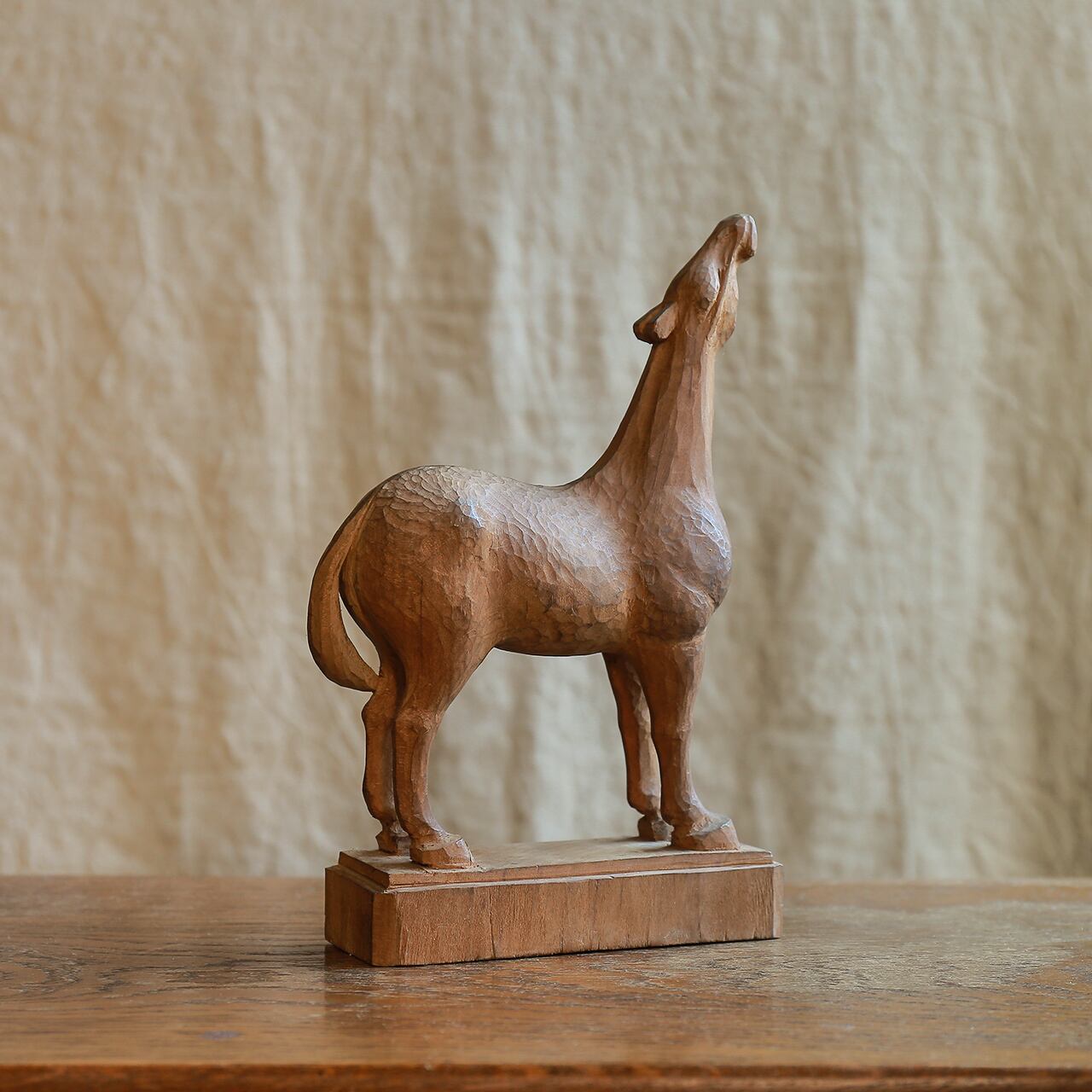 ピーンと天を見上げる馬 | Pay ID