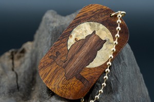 【砂漠の宝石】 デザートアイアンウッド ドッグタグ 象嵌 夜とミミズク