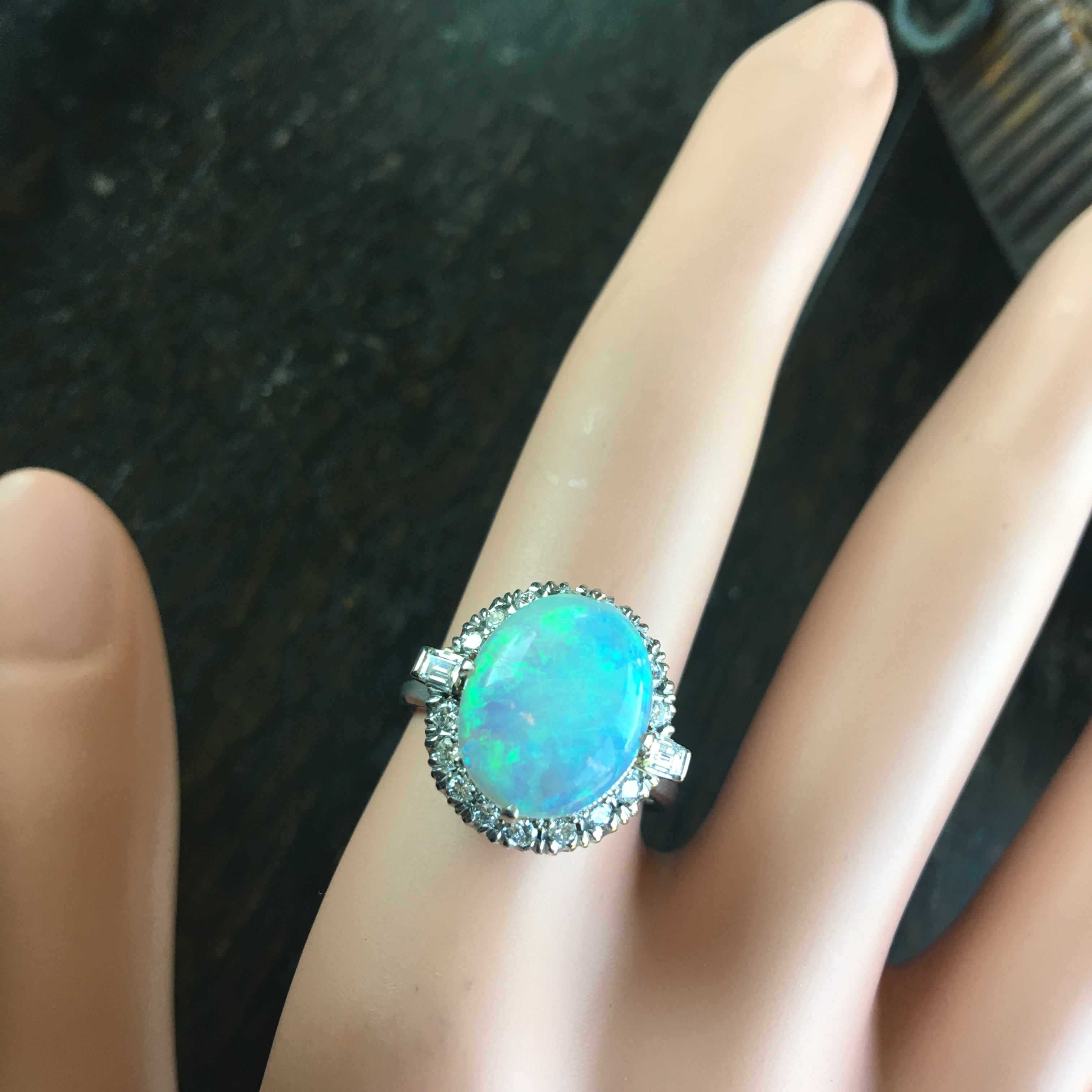 ヴィンテージ PTホワイトオパールにダイヤ取り巻きリング