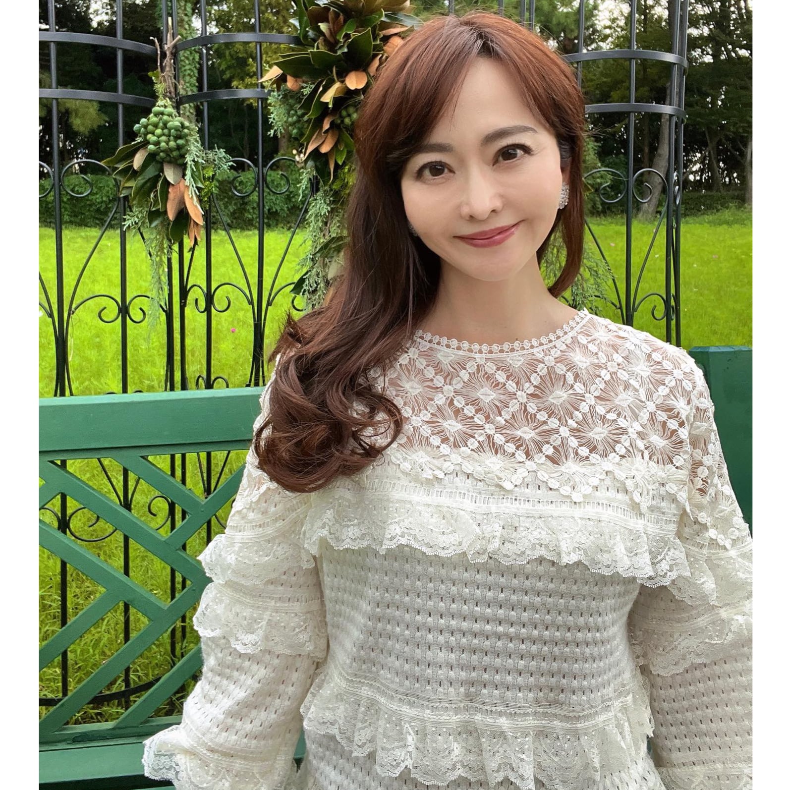 モデル 森雅子さん着用 レースフリルニットセーター A1376 | alliede モデル 森雅子さん着用 レースフリルニットセーター A1376 | alliede