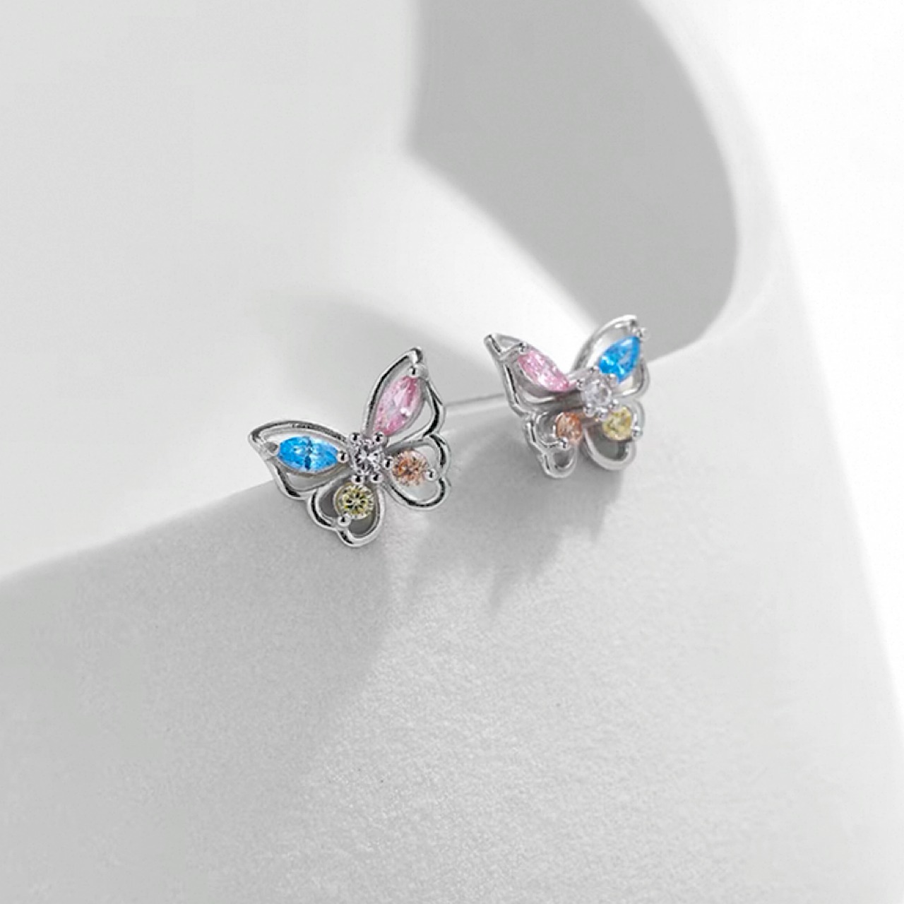 かわいい 4色 ダイヤモンド 蝶々 シルバー ピアス - 4