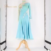 社交ダンス 衣装 スタンダード ドレス ワンピース スタンダードドレス 水色 デモ パーティ 発表会 フリル ダンス ブルー系 かわいいデザイン 上品 優しい色味 フェミニン ステージ衣装 おしゃれ ダンスイベント 大人用 エレガント