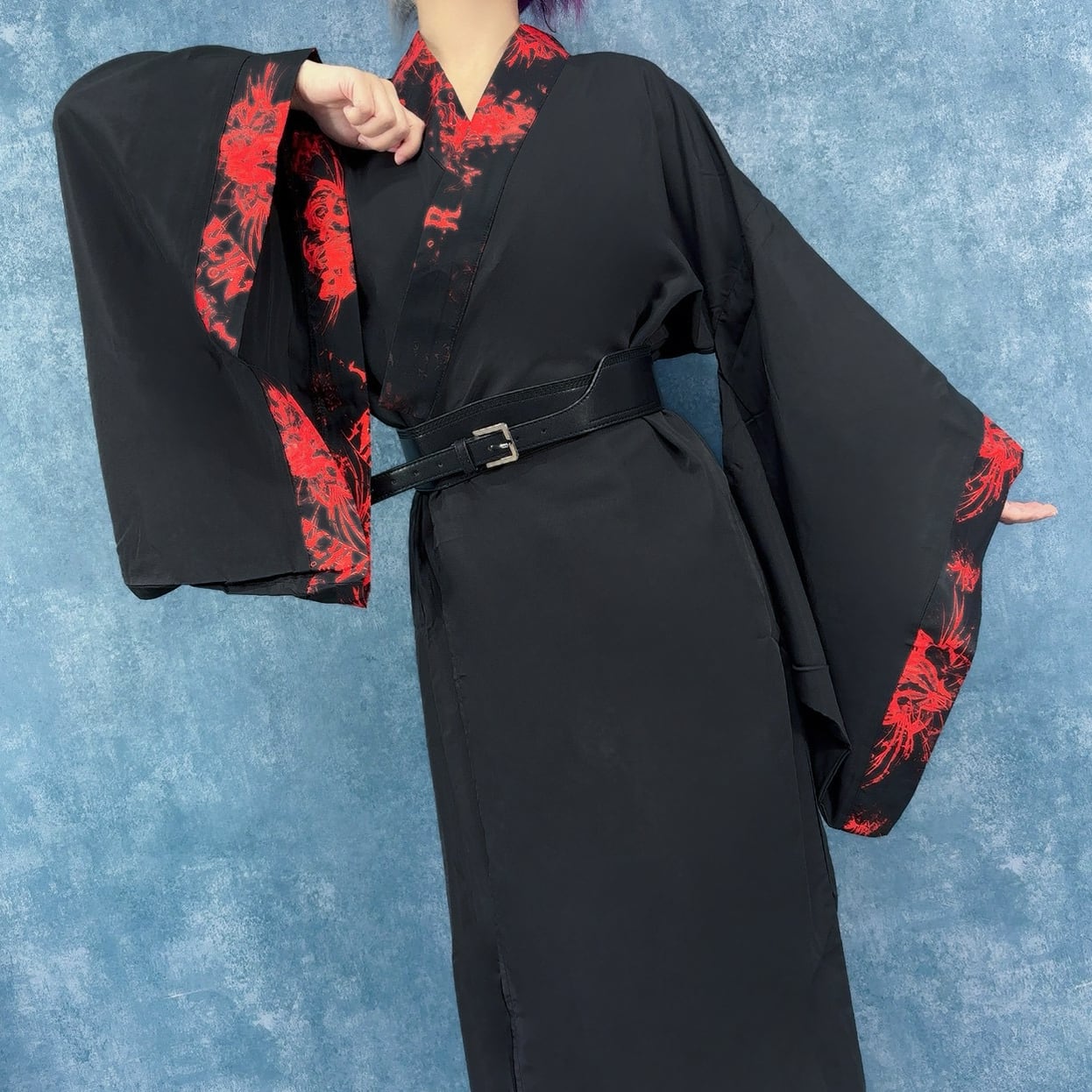 黒地彼岸花着物風カジュアルロング羽織（レザーベルト付き）. | NIER